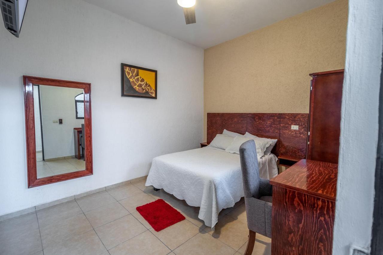 Hotel Casa Garatusa Yuriria Екстер'єр фото